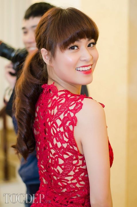 Hình ảnh trẻ trung của HTL trong màu áo thanh niên tình nguyện, với Shbet123 Link Vào ShBet Mới Nhất buộc cao gọn gàng nhưng vẫn toát lên vẻ xinh đẹp.